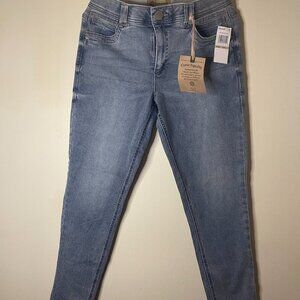 Democracy Women Light Wash Relaxed Tapered Jeans Size 12. 85% Cotton, NWT.